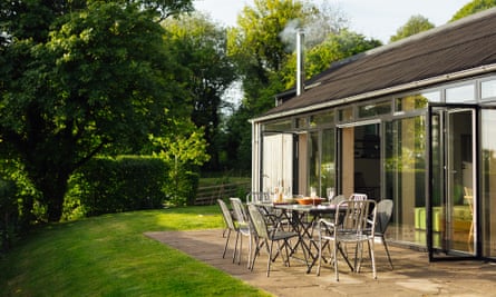 the-chickenshed-cabin-outside-table-at-trellech-monmouthshire-wales