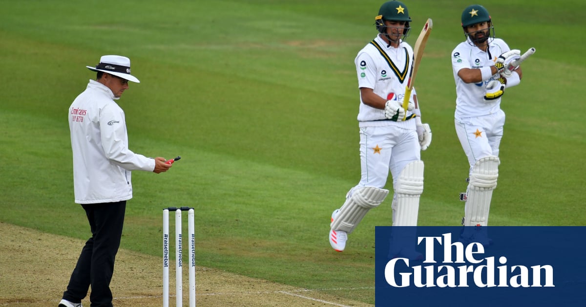 Bad-light rules frustrate England and Stuart Broad as Pakistan dig deep