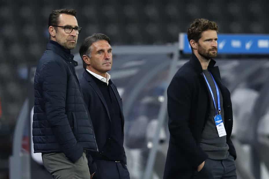 Arne Friedrich with former head coach Bruno Labbadia and general manager Michael Preetz