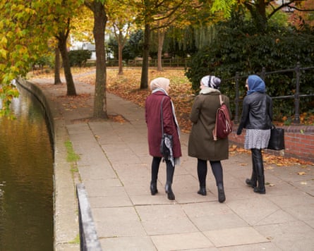 British Muslim Female Friends Walking By River In CityReleases: Model - yes .
J27WJF British Muslim Female Friends Walking By River In City