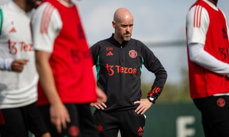 Erik ten Hag on the training pitch with his players