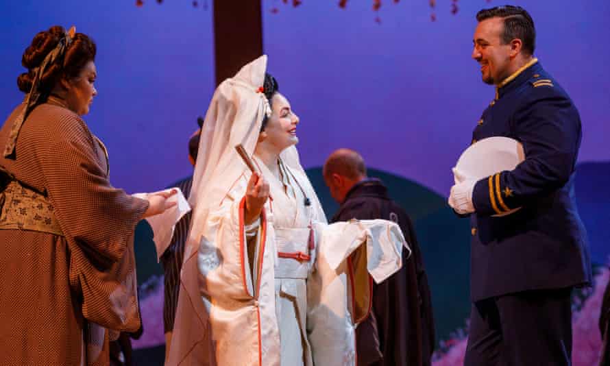 Ksenia Nikolaeva (Suzuki), Liana Harutunyan (Seo Seo-san), dan Freddy de Tommaso (Pinkerton) di Madama Butterfly.