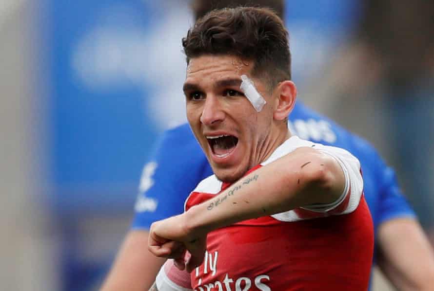 Torreira appeals to the referee he was elbowed by Evans.