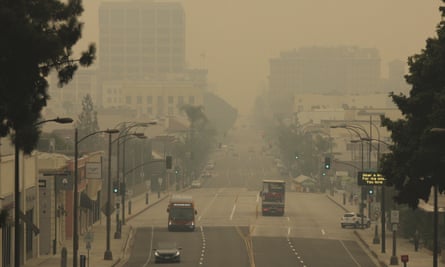 Ο καπνός από πυρκαγιές γεμίζει τον ουρανό πάνω από την Πασαντένα της Καλιφόρνια, στις 12 Σεπτεμβρίου.