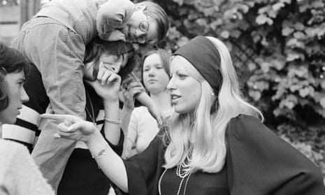 Anna Scher with her students in 1975.