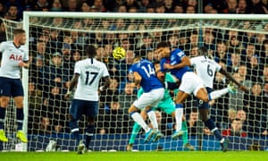 Everton’s Cenk Tosun (C) scores the 1-1 equaliser