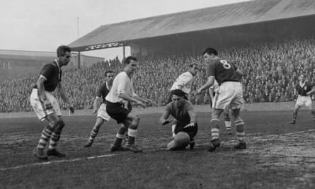Eric Gill tente de saisir le ballon lors du match nul de Brighton en FA Cup à Millwall en novembre 1956.