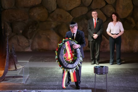 Johann Wadephul laying a wreath.