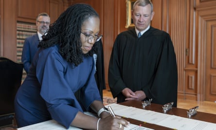 Yargıç Ketanji Brown Jackson, mahkemenin olumlu eylem, demokrasi ve ırkla ilgili gişe rekorları kıran davaları ele aldığı bir dönemde gelecek.