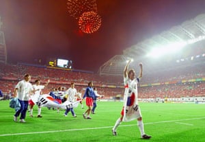 Los miembros del equipo surcoreano celebran tras su victoria sobre Italia en tiempo extra en la segunda ronda de la Copa Mundial de la FIFA 2002.