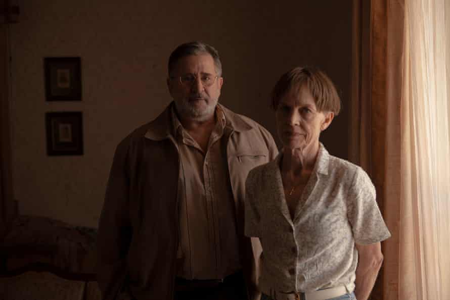 Anthony LaPaglia and Judy Davis as Maurice and Carleen Bryant