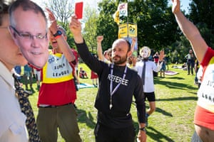 Manifestantes da rebelião de extinção jogando futebol em Falmouth, Cornualha, durante a Cúpula do G7.