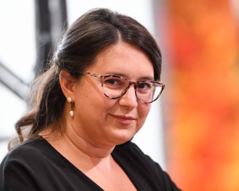 CBS News Newsroom mit Journalisten, die bei arbeiten Schreibtische und Nachrichtengrafiken auf Bildschirmen“ /><p>Am schlimmsten war vielleicht der öffentliche Abschiedsbrief einer erfahrenen CBS News-Produzentin, die ausdrücklich den Verlust der <strong>redaktionellen Unabhängigkeit</strong> als Grund für ihren Austritt aus der Organisation anführte. In ihrer Abschiedsbotschaft an ihre Kollegen zeichnete sie das Bild einer Nachrichtenredaktion, die unter dem Druck steht, sich externen politischen Erwägungen statt traditionellen journalistischen Standards anzupassen.</p><p>Die Ursache dieser dramatischen Veränderungen lässt sich auf die Eigentümerstruktur des Senders und den Einfluss von <strong>Larry Ellison</strong> zurückführen, dem Oracle-Gründer und prominenten Trump-Unterstützer, der eine entscheidende Rolle bei der Finanzierung der Übernahme der Muttergesellschaft von CBS spielte. Ellisons politische Zugehörigkeit und seine enge Beziehung zu Donald Trump haben ein Umfeld geschaffen, in dem redaktionelle Entscheidungen zunehmend von politischen Erwägungen beeinflusst zu sein scheinen.</p><p>Branchenanalysten weisen darauf hin, dass der Zeitpunkt dieser Vorfälle besonders bedeutsam ist, da die Muttergesellschaft von CBS komplexe Verhandlungen über einen großen kommerziellen Deal führt, der der Zustimmung der Trump-Administration bedarf. Dadurch entsteht ein inhärenter Interessenkonflikt, bei dem die Berichterstattung und redaktionelle Entscheidungen von den Geschäftsinteressen des Senders und nicht von journalistischen Prinzipien beeinflusst werden können.</p><p>Die Transformation von CBS News stellt einen breiteren Trend in den amerikanischen Medien dar, wo Eigentümerwechsel und politischer Druck traditionelle Nachrichtenorganisationen umgestalten. Das Netzwerk, das einst stolz auf das Erbe von Edward R. Murrow und Walter Cronkite war, steht nun im Mittelpunkt der Debatten über die Unabhängigkeit der Medien und den Einfluss politisch vernetzter Eigentümer.</p><img src=