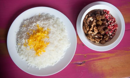“El color de la noche”: fesenjoon, el famoso guiso de nueces trituradas y melaza de granada, con arroz.