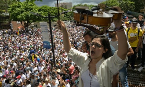 Një muzikant që kundërshton presidentin venezuelian Nicolas Maduro merr pjesë në një tubim në Karakas më 30 korrik.