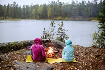 Rachel Dixon und Stine Schultz Heireng ruhen sich auf einer Wanderung außerhalb von Oslo am Lagerfeuer aus