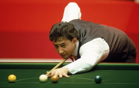 Joe Johnson plays a shot during the 1986 final against Steve Davis.