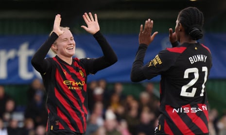 Julie Blakstad (à gauche) célèbre le premier but de Manchester City avec Bunny Shaw, qui a marqué son vainqueur.