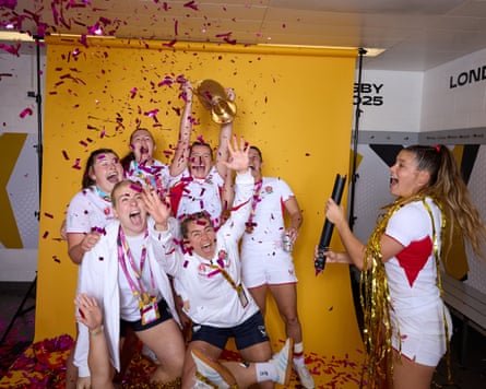 Maud Muir, Abi Burton, Emma Sing, Claudia Moloney-MacDonald, Zoe Harrison, Helena Rowland and Jess Breach with the World Cup