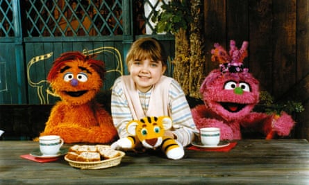 Les Muppets Kubik et Businka partagent un moment avec Katya Mikhailovskaya et Tiger dans le quartier des studios Ulitsa Sezam.