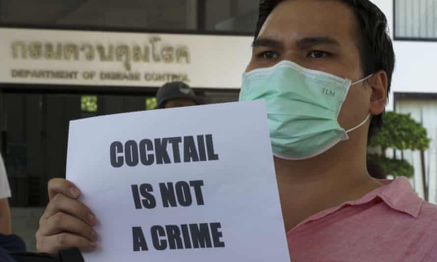 A subordinate of the Craft Beer Association holds a placard speechmaking ‘Cocktail is not a crime’
