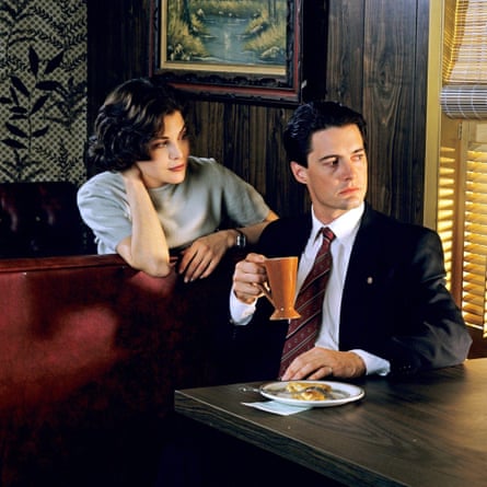 Sherilyn Fenn and Kyle MacLachlan, in character, sitting togerher in a house