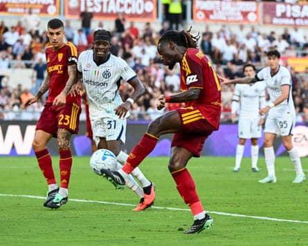 Manu Koné (centre) scores his second goal for Roma against Inter.