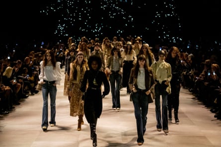 مدل ها باند پياده روي