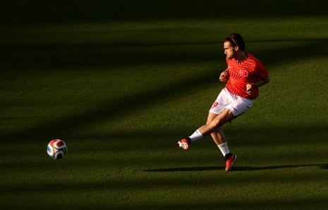Yunus Akgun (19), da Turquia, aquece antes do jogo de hoje do Grupo D.