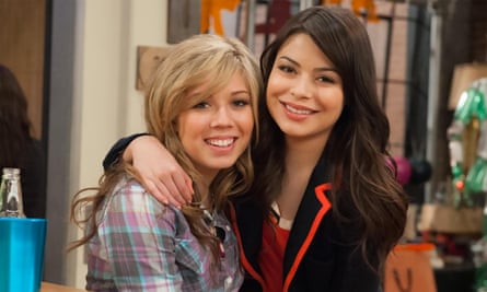 Jennette McCurdy with her iCarly co-star Miranda Cosgrove in 2007.