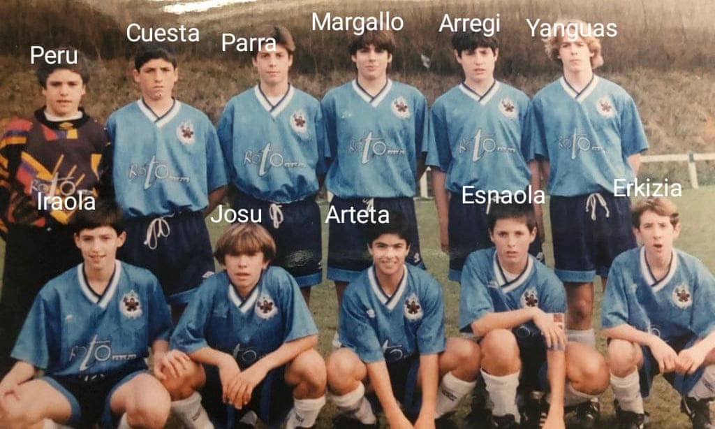 Mikel Arteta and Andoni Iraola lining up together for Antiguoko