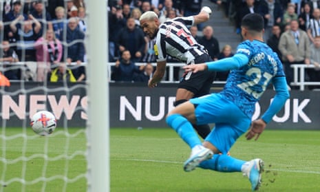 Striker Newcastle United asal Brazil Joelinton (Kiri) mencetak gol kedua tim.