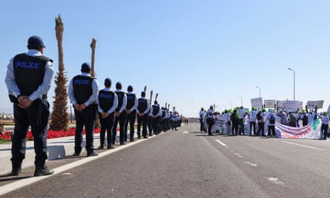 Oficiales de policía montan guardia para un grupo de la sociedad civil conocido como la Coalición Cop27 que está organizando una manifestación.