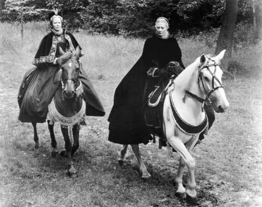 Glenda Jackson (left) and Vanessa Redgrave ride horses in Mary, Queen of Scots