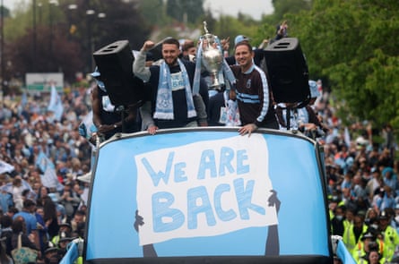 Frank Lampard with the Championship trophy