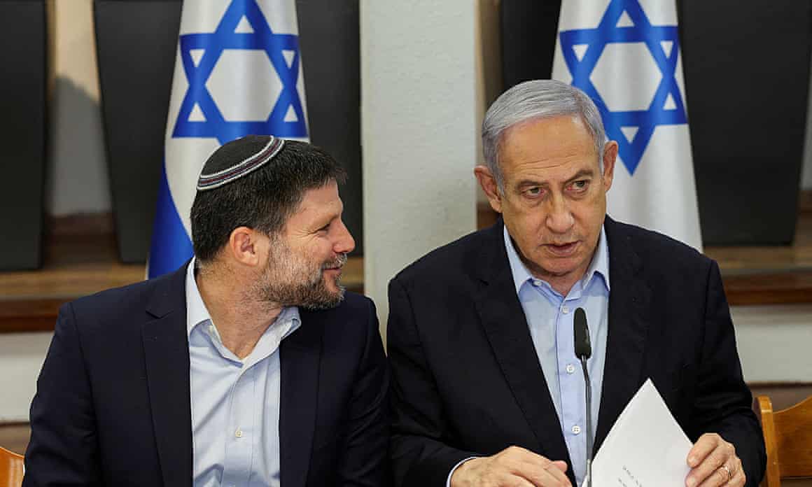 Bezalel Smotrich (L) and Netanyahu in front of two Israeli flags