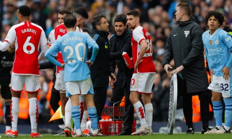 Mikel Arteta talks to his players during Arsenal’s 0-0 draw with Manchester City at the Etihad Stadium
