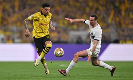 Jadon Sancho of Borussia Dortmund runs with the ball whilst under pressure from Fabian Ruiz of Paris Saint-Germain.