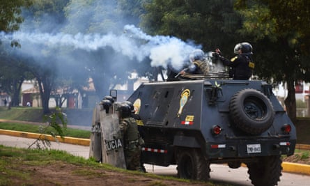 De politie vuurt op 11 januari traangas af in Cusco, Peru.