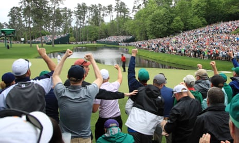 Patrons cheer as Tiger Woods takes a two shot lead.