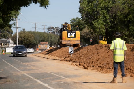 The Echuca levee makes its way along Goulburn Road