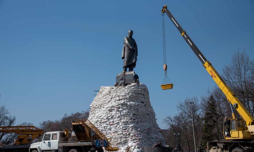 Kharkiv citizens: ‘They can bomb us for as long as they want: we will withstand it’ | Ukraine 1 Kharkiv’s statue of Ukrainian poet Taras Shevchenko