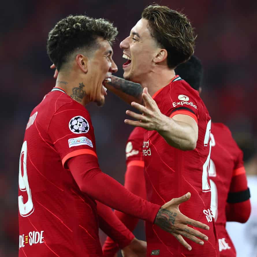 로베르토 피르미누가 리버풀의 세 번째 골을 넣은 후 코스타스 치미카스와 함께 기뻐하고 있다.