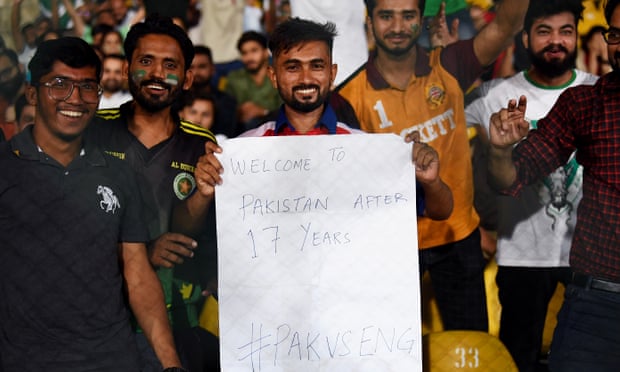 Snipers take positions in Pakistan to try to make cricket feel normal | Pakistan v England 2022 2 Pakistan fans welcome England with a homemade sign during the first T20 match.