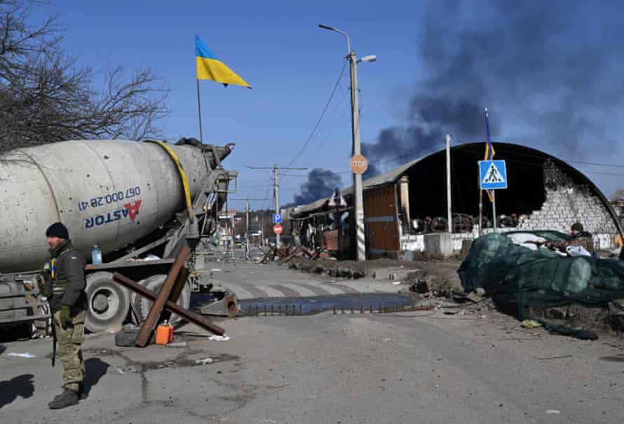 Ukrainian soldiers on guard in Irpin