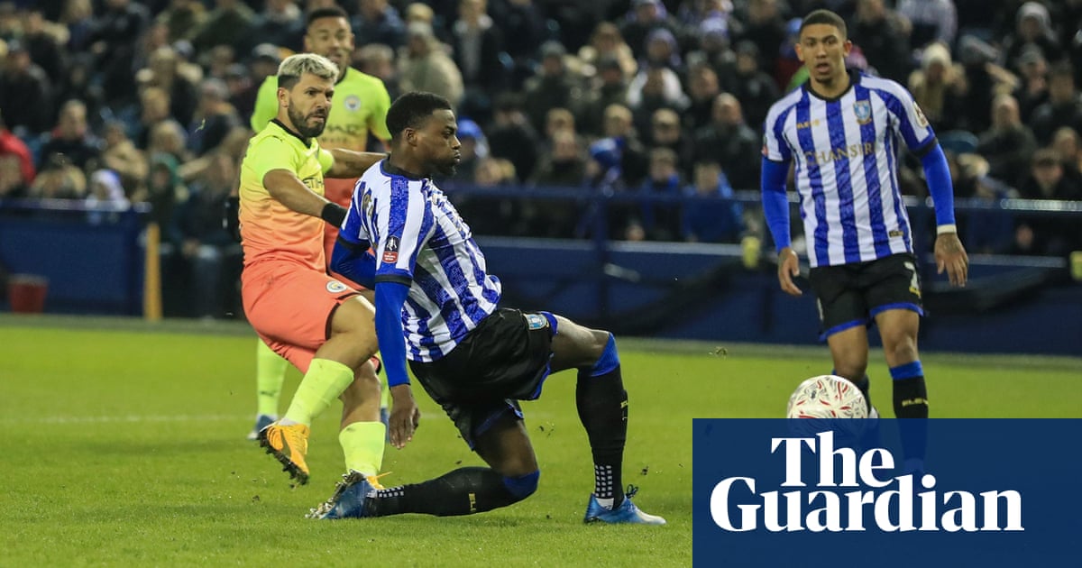 Sergio Agüero fires Manchester City past stubborn Sheffield Wednesday