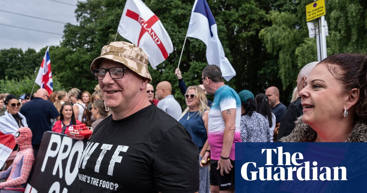 Hundreds gather again at Essex asylum hotel in weekend of anti-immigrant protests
