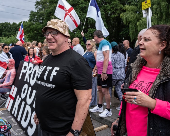 Hundreds gather again at Essex asylum hotel in weekend of anti-immigrant protests