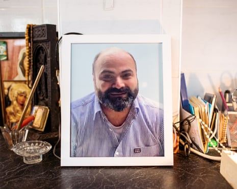 Agente di polizia che risponde a una chiamata di emergenza