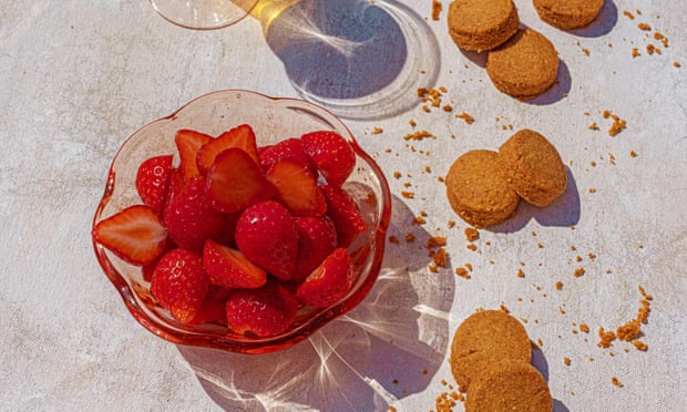 Strawberries in moscatel with sandcakes – fresas en moscatel con mantecados.